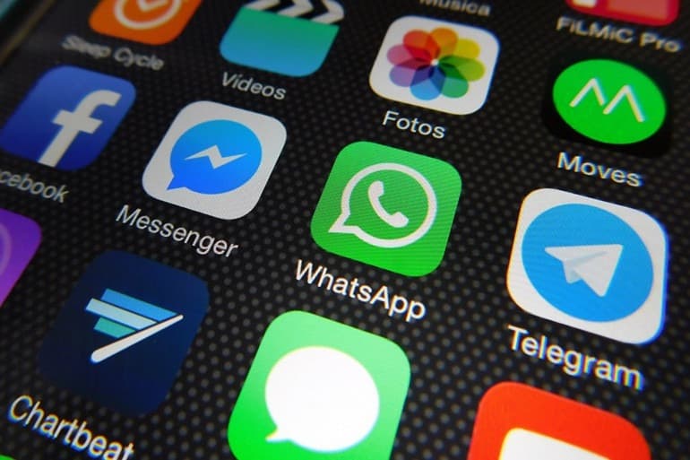 Comment utiliser WhatsApp pour rester en contact avec ses proches ?