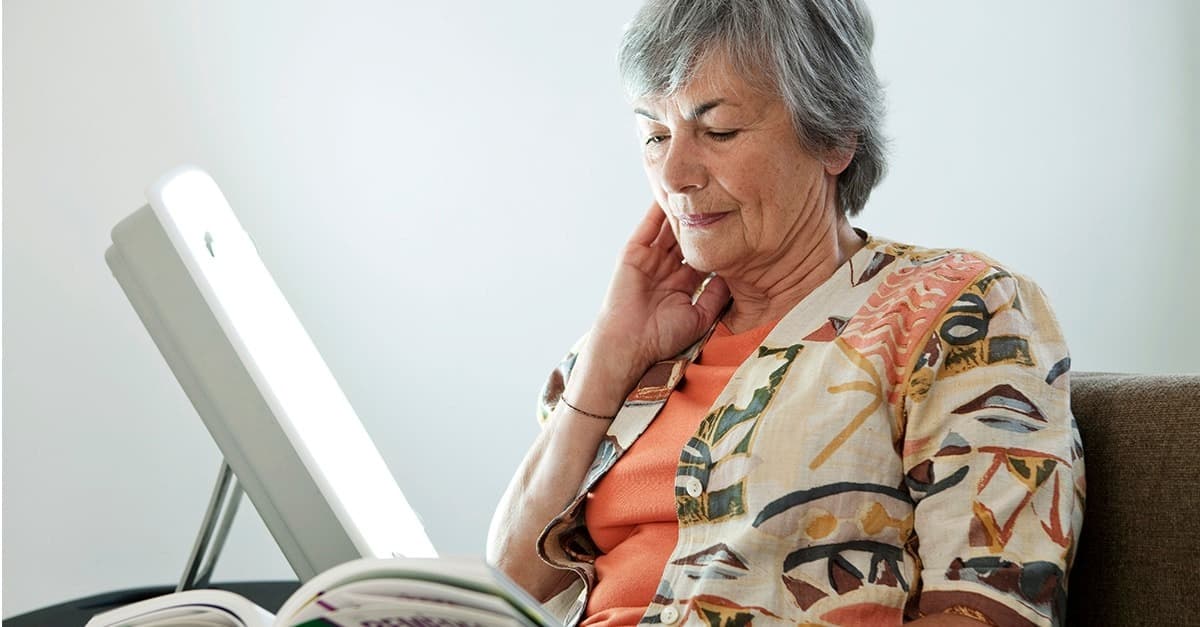 Les bienfaits de la luminothérapie chez les seniors : Retrouver énergie et sommeil